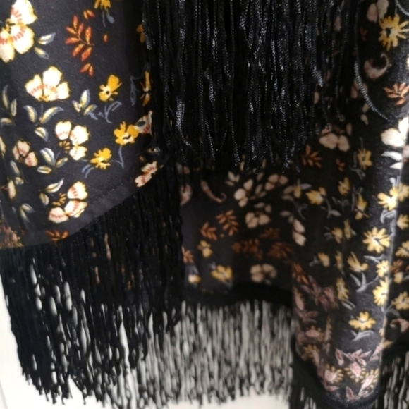 Floral kimono with black fringe, floral pattern womens size M, NWT - Picture 6 of 14